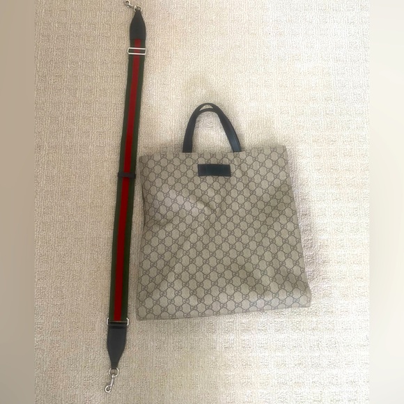 Authentic Gucci tote bag with signature Gucci logo and strap - Picture 14 of 16